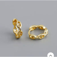 Chain link huggies in 18kt of gold plated hoops earrings