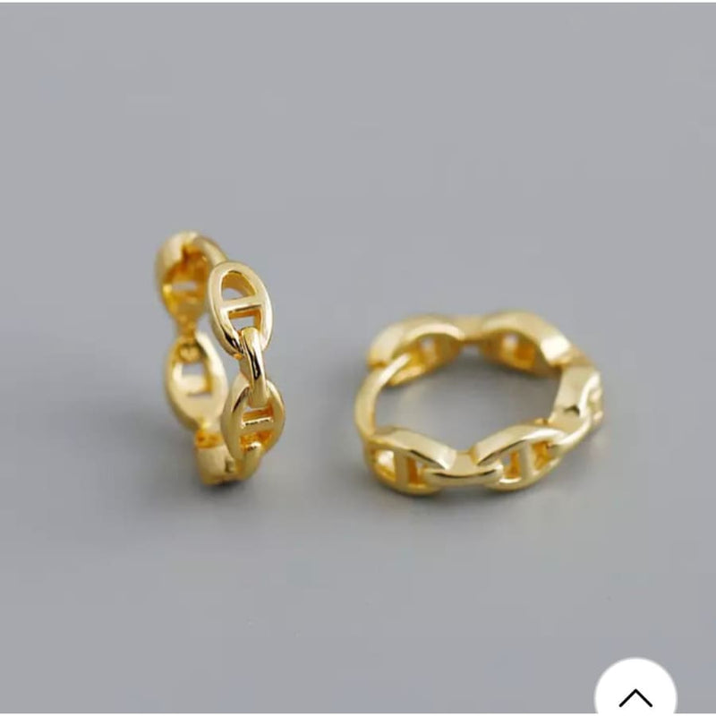 Chain link huggies in 18kt of gold plated hoops earrings